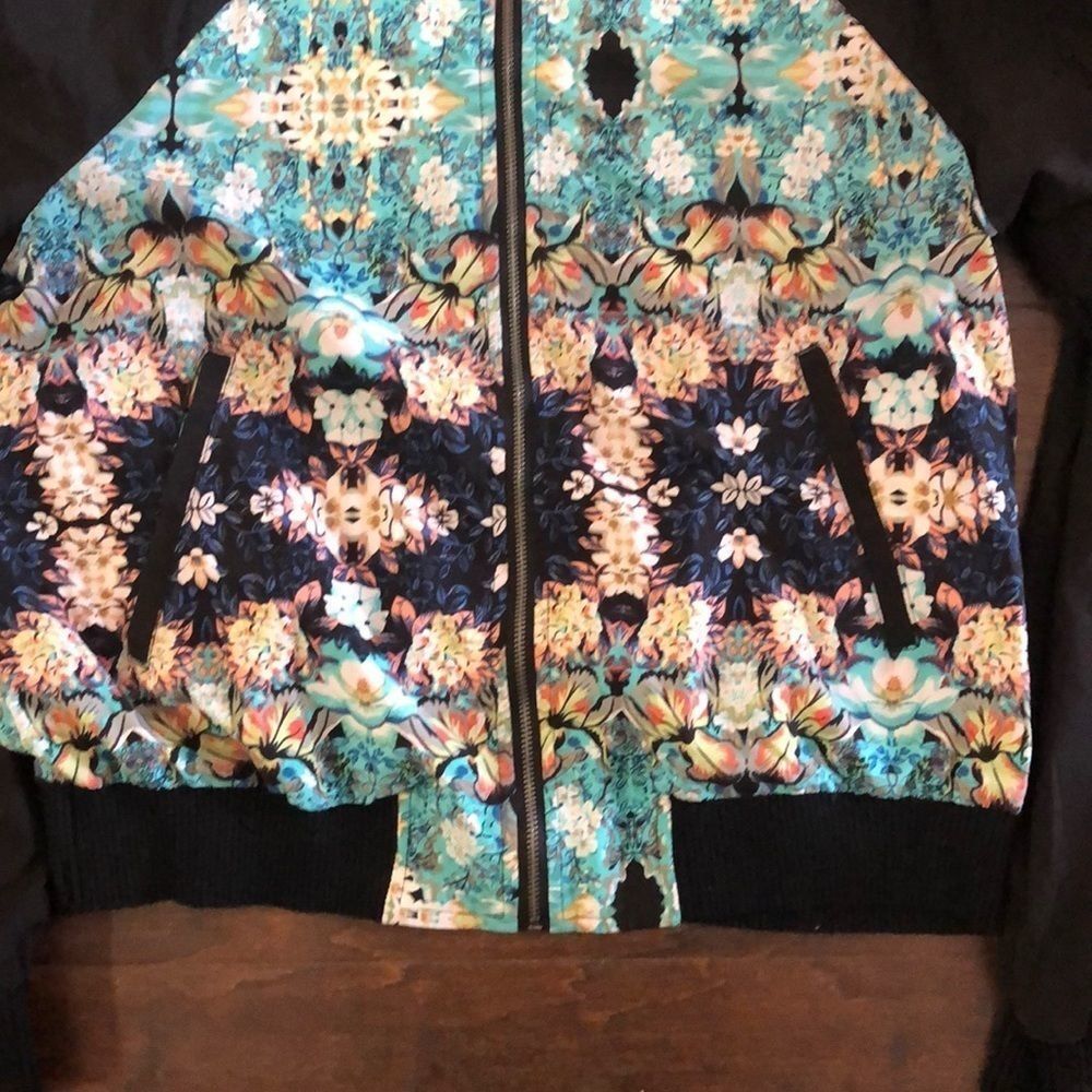 Women’s Jacket - Picture 3 of 4